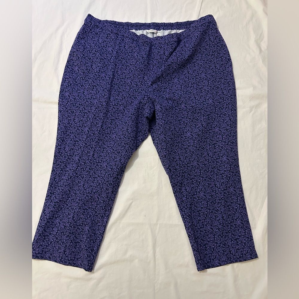 NWOT Isaac Mizrahi Live Purple Floral pant Size 28W petite (24 in inseam)